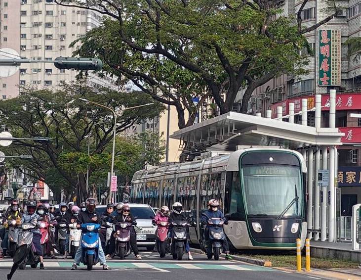 因應出遊人潮初三、初四高捷最快4分鐘1班