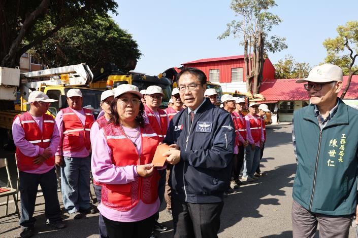 黃偉哲慰勞工務英雄 年前送暖致贈「金馬伍吉」紅包