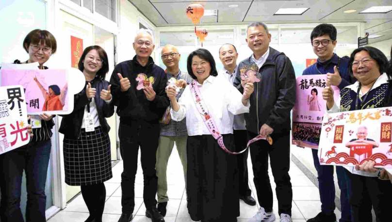 嘉義市長黃敏惠分送春節紅包 祝福同仁「粉紅超馬 幸福加碼」迎新年!