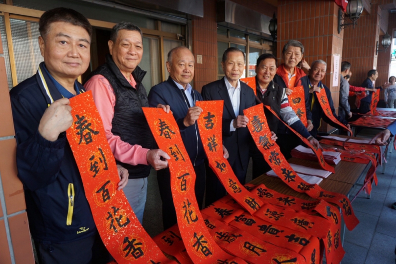 幸福馬年 萬和宮送春聯 鄉親開心感受年味
