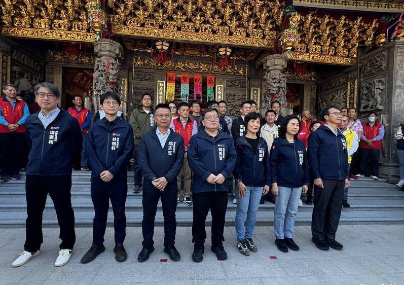 小年夜陳其邁率市府團隊向市民拜年並表達感謝