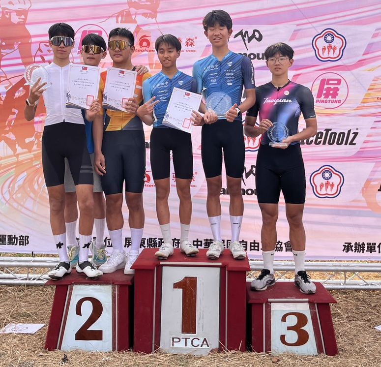 「全國中等學校自由車公路錦標賽」大村國中拿到國男組團體第1名。(照片縣府提供)