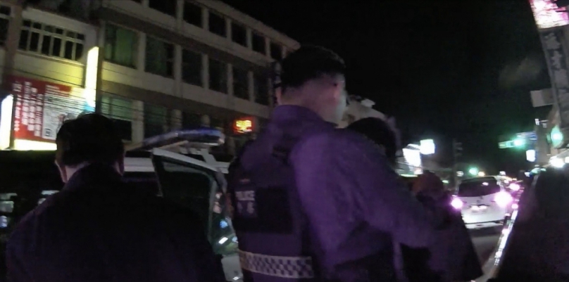 街頭暴力｜停車糾紛，友人持鋁棒叫囂助陣，瑞穗警噴辣椒水壓制！