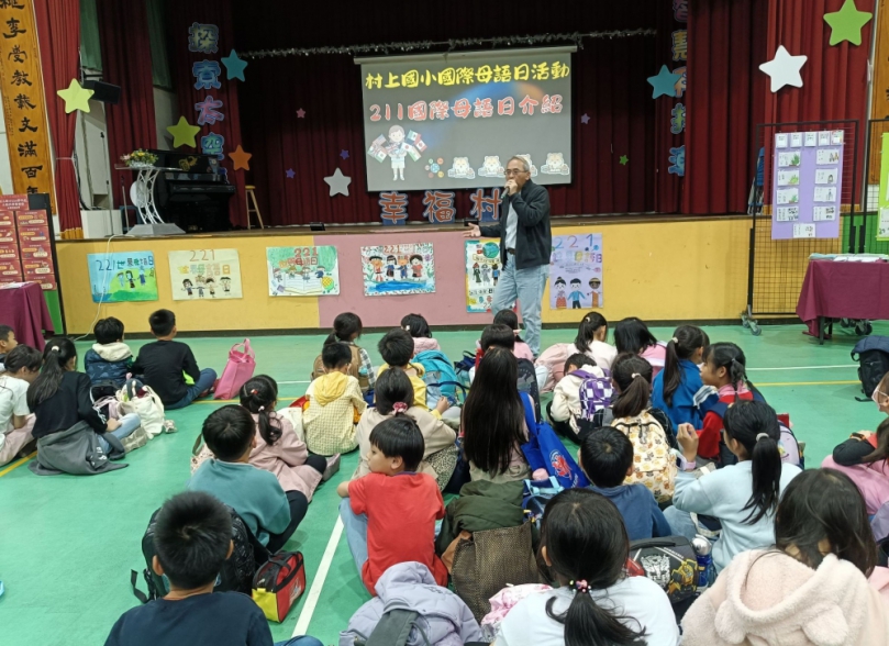 村上國小「三語科學閱讀營」,校長黃宏田解說「國際母語日」。(照片村上提供)