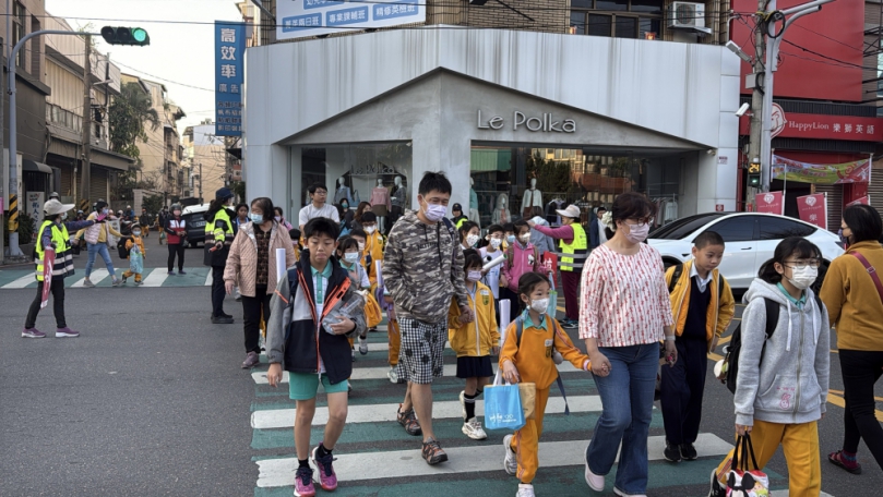 開學日,員林警分局派警力在國小前保護學童上下學。(照片警方提供)