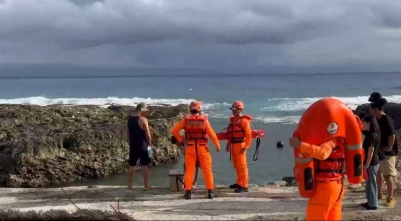 載沉載浮|蘭嶼浮具翻覆,海巡迅速馳援救起2人!