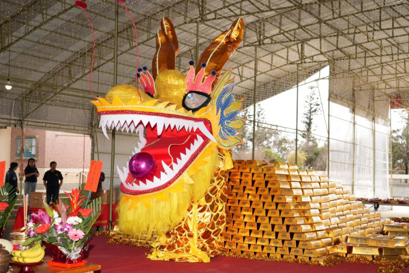 尖山顯濟殿「東山再起金磚龜」開光啟靈 植福祈安迎元宵 此次開光的「金磚龜」是由千塊金磚造型堆疊而成，金磚內裝平安米。「以金象富、以龜象壽」，寓意財庫充盈、基業長固，為新春注入滿滿祝福與希望。 「尖山顯濟殿元宵乞龜搏金磚文化季」將於2月27日至3月3日登場，每晚6時30分至10時30分在廟埕舉辦活動，邀請民眾前來品嚐美食、擲筊祈福，在熱鬧喜慶的氛圍中迎接嶄新的一年。