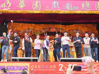 明華園《獅子王》龍井三陽玉府天宮熱力開演慶天公生 鄭副市長贈匾「昊天開泰」肯定廟方護佑地方