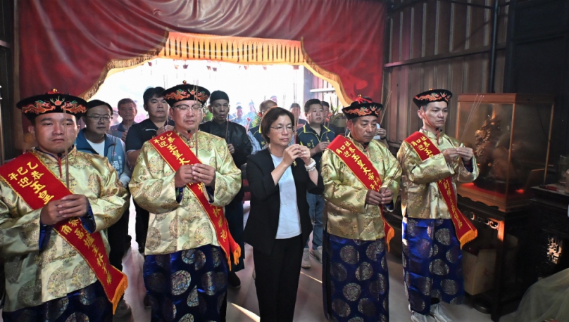 彰化縣長王惠美前往芬園鄉社口角迎天公。(照片縣府提供)
