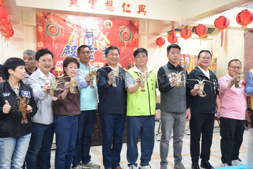 興仁懋靈殿元宵活動熱鬧登場 興仁懋靈殿元宵活動以乞龍蝦及親子擲筊聞名,今年除原有的乞龜、乞發財金、乞龍蝦及特色市集外,更將親子擲筊區創新轉型為免費親子遊戲區,規劃釣龍蝦、共乘搖搖馬及跳跳馬等互動體驗,活動自2月28日起至3月4日止。