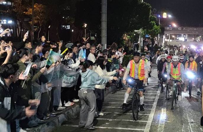 柯文哲偕同黃國昌挑戰單車一日北高