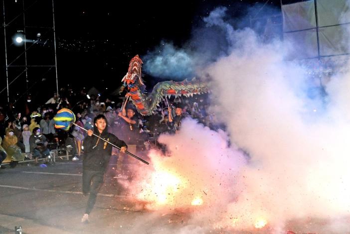 慶元宵饗宴 苗栗元宵火旁龍之夜 龍陣被鞭炮瘋狂炮炸