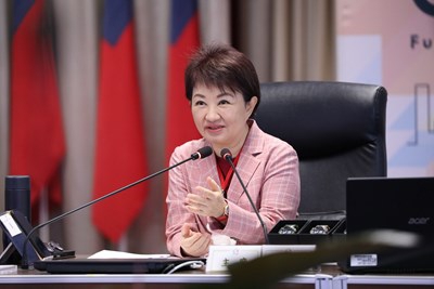 入營送迷彩電子錶、探視帶漢堡可樂 盧秀燕市長：役男服役是神聖責任 中市府要做役男最強後盾 家屬安心