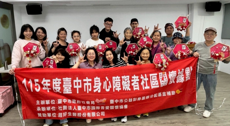 喜迎金馬年！中市國際吾愛協會舉辦「六合納福」花藝DIY 邀學員手作迎新春
