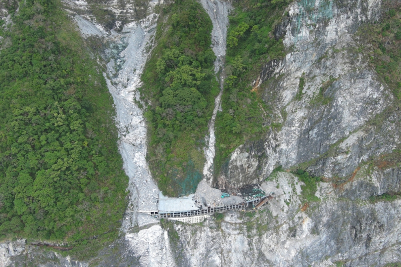 搶救大作戰｜蘇花公路台9丁線9.5K及台9線159.4K大清水明隧道路段土石流災害，公路單位全力災修！