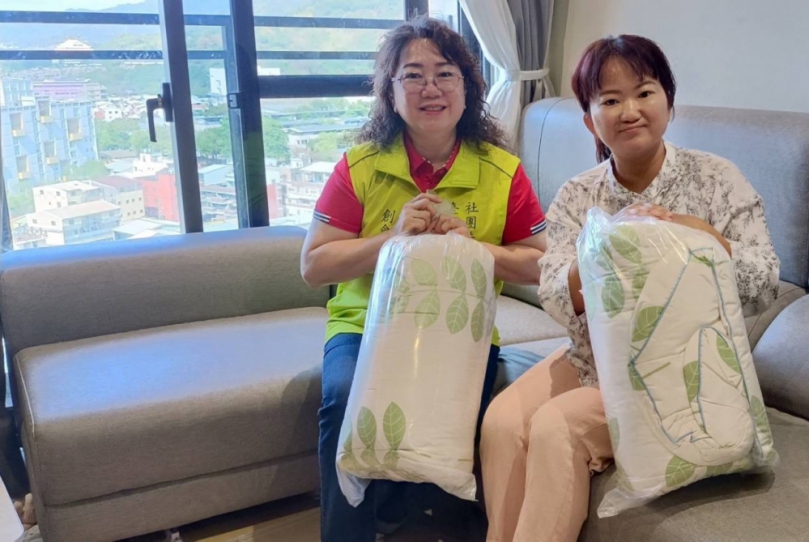 溫馨傳愛！台中市國際吾愛關懷協會送暖 捐助單親失聰媽媽雙人床被