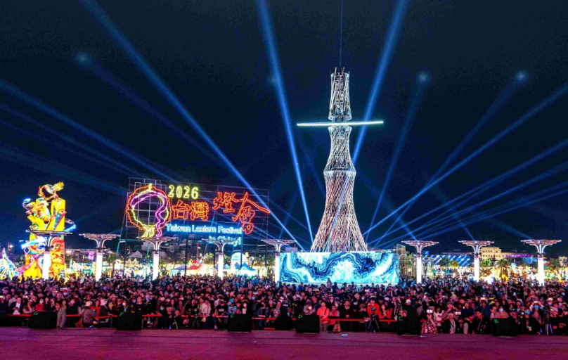 「2026台灣燈會」搭接駁車送乖乖 低碳逛燈會〜