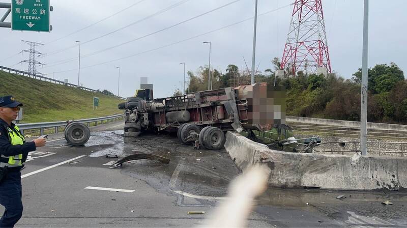 國10燕巢交流道曳引車闖紅燈撞轎車4人輕傷