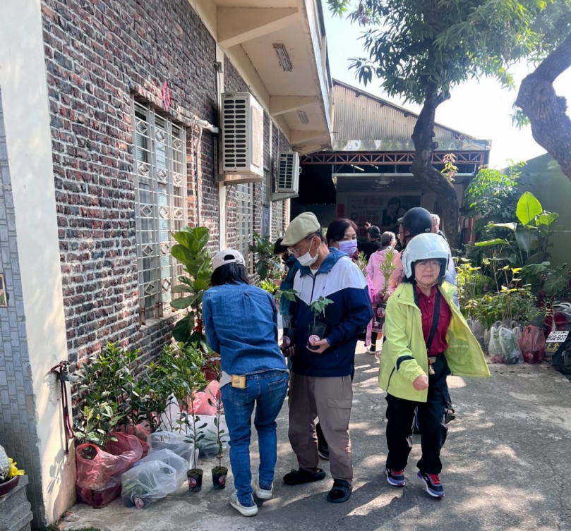 高雄市議員邱于軒發放小樹苗讓生活環境更舒適宜居