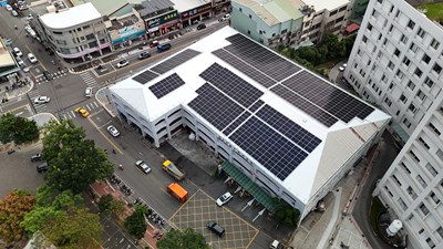 遮陽兼發電!中市交通局打造綠能屋頂停車場 年減碳量同種10萬棵樹