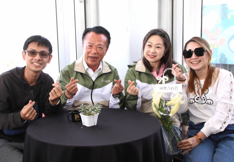 白色情人節浪漫加碼 縣長翁章梁夫婦在2026台灣燈會「啡嚐嘉義館」 親自送上遊客阿里山百合花束祝福〜