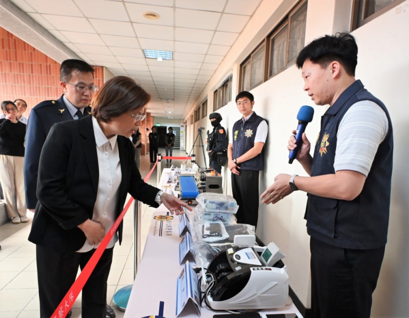 彰化縣警方公布今年打詐成果,縣長王惠美仔細檢視。(照片縣府提供)