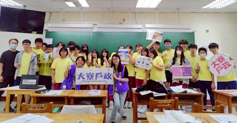 大寮戶政所前進校園為國中應屆畢業生辦理身分證