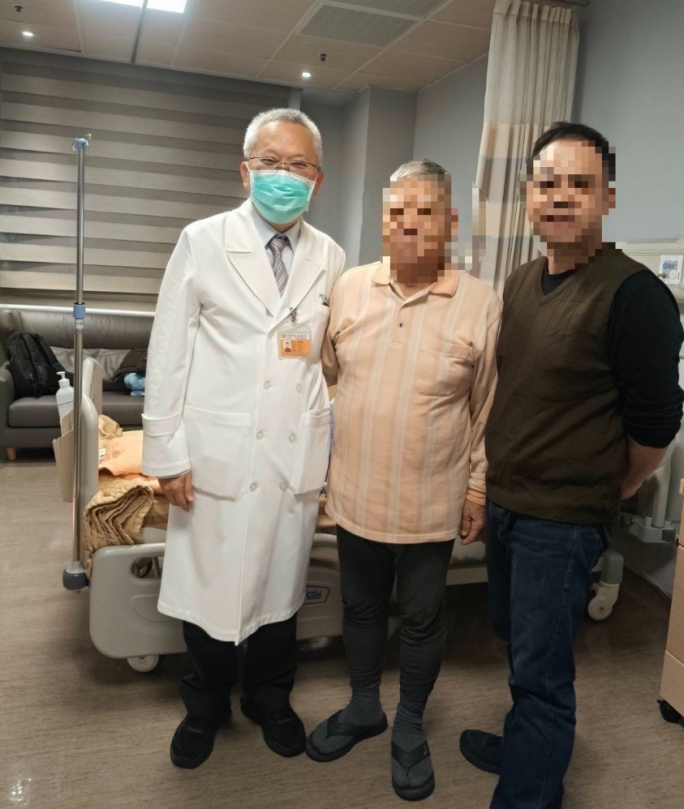 78歲阿公(中)肝臟11公分腫瘤,經員榮員生郭院長(左)以「氣球栓塞導管」成功處理。(照片員榮提供)