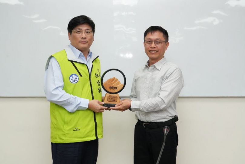 澎縣府召開主管工作會報 模範公務人員陳富宗分享數位轉型與資安治理成果 林皆興表示,面對數位時代快速發展與AI技術應用日益普及,公部門更應積極導入科技工具,提升行政效能與服務品質,並從民眾需求出發,打造便捷、即時且安全的公共服務環境。他肯定陳富宗科長帶領團隊,突破跨機關協作、人力及預算資源限制等,成功建立整體性數位治理架構,為縣府推動智慧政府奠定重要基礎。