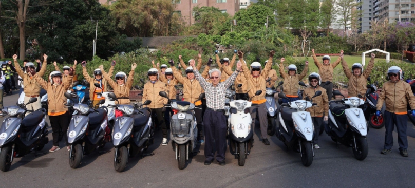 20名不老騎士出發「為愛跑千里」。（照片弘道提供）