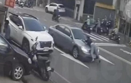 車手第四度取款被圍堵 猛踩油門逃逸撞傷二人