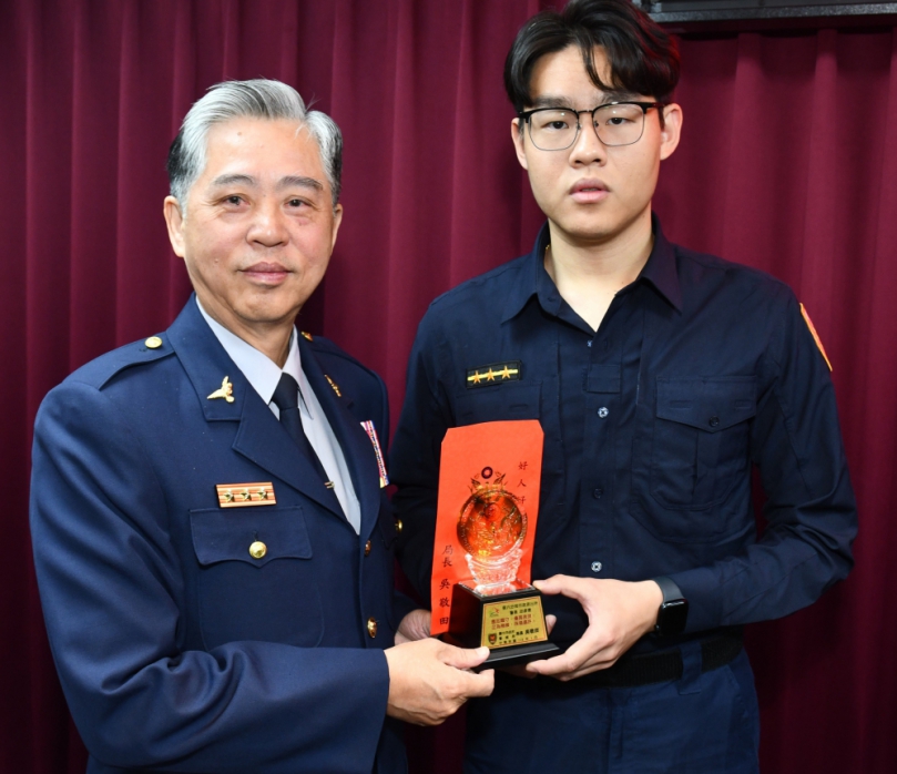 英勇奪下自殘女手中刀刃    吳敬田在會報表揚邱彥儒