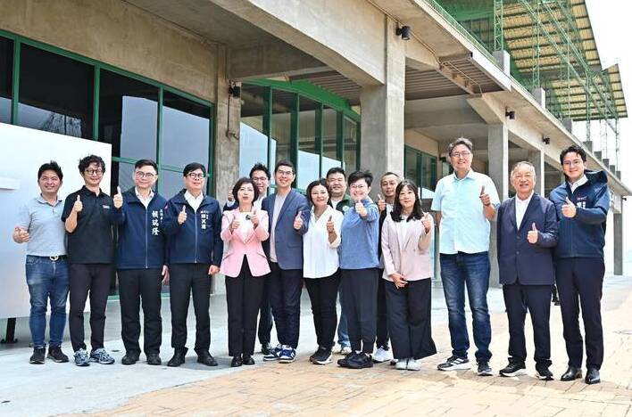 民進黨台中市長參選人何欣純南下高雄向陳其邁取經