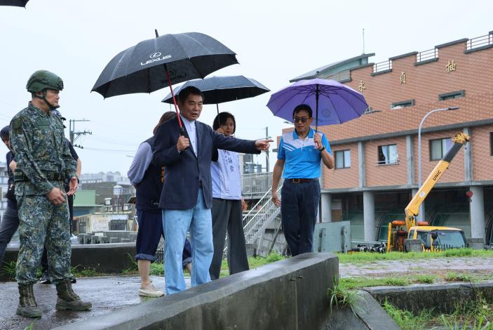 水災災情四起 縣長鍾東錦趕抵永貞抽水站視察排水情形