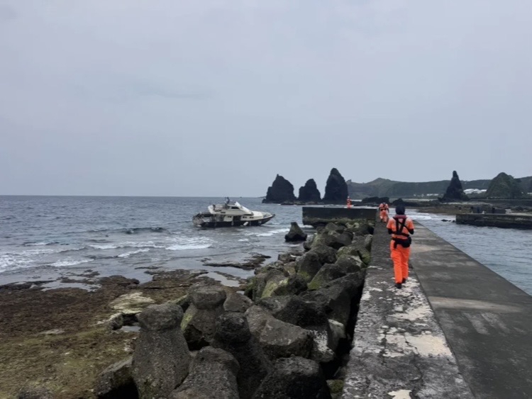 綠島娛樂漁船岸際擱淺 ｜海巡即時救援26名船員、遊客脫困！