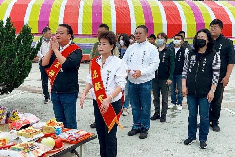 清明節馬公懷恩堂公祭 黃健忠主祭率市政團隊致意 馬公市公所表示,為因應清明節祭拜人潮,懷恩堂生命紀念館自3月28日至4月6日採中午不休館措施,協助分散人流,提升祭拜便利性。現場亦加強動線引導及環境整理,提醒民眾配合現場指引,共同維持良好祭祀秩序。