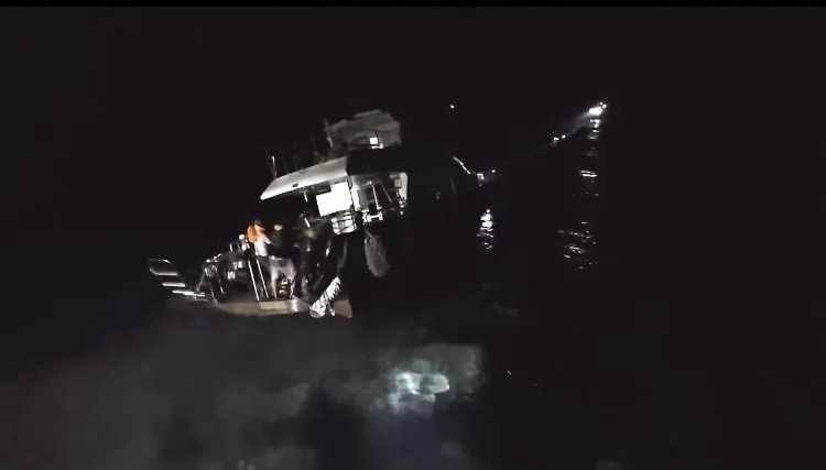 擱淺綠島籍「千洋號」由友船拖帶脫困期間船體斷裂｜沉沒於公館漁港外約100公尺海域