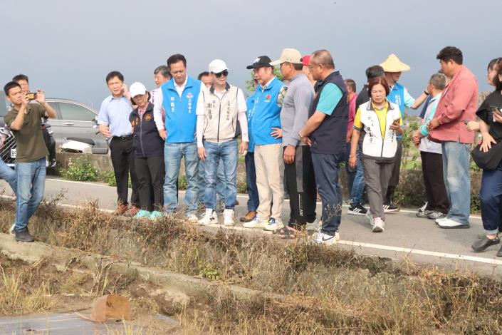 縣長鍾東錦率隊勘查後龍鎮農損 承諾全力協助農民復耕