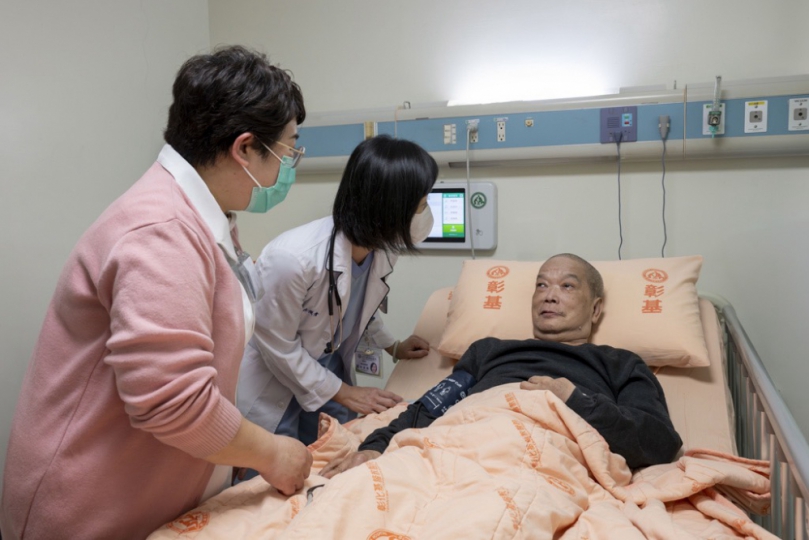 抗癌10年的鬥士(右)。(照片彰基提供)