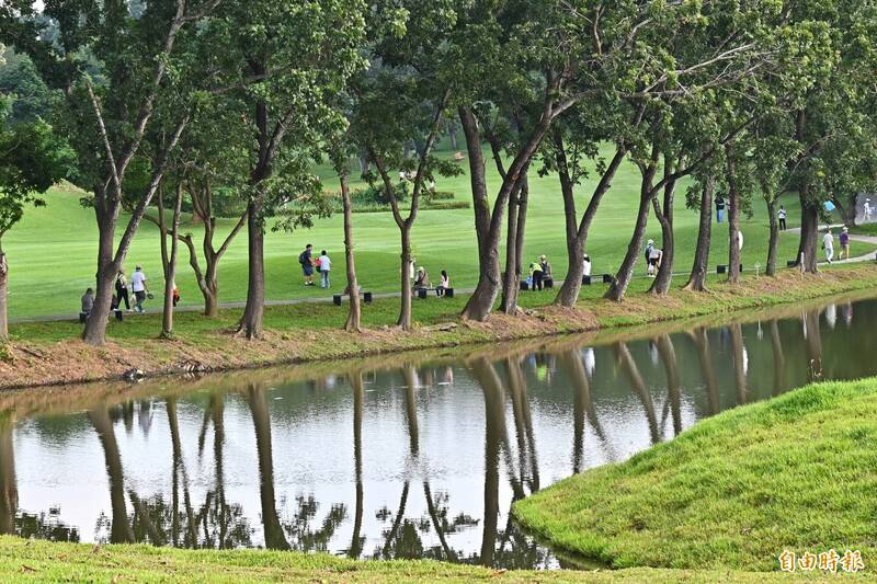 蔡英文來高雄由市長陳其邁、立委賴瑞隆陪同到高雄果嶺自然公園健走