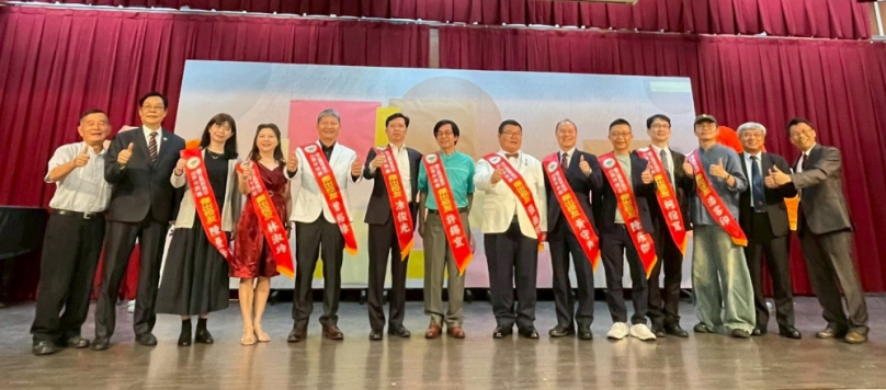 員林高中89歲生日，校長楊豪森（右）表揚11位傑出校友。（照片員高提供）