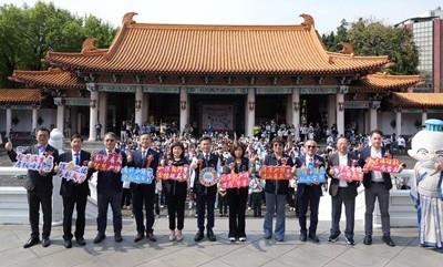 祝福考生金榜題名! 台中孔廟「朱筆加持」為考生添好運