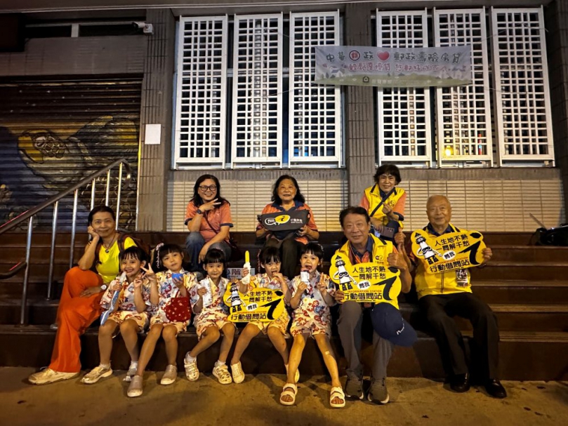 澎管處i-center行動旅服,提供旅客即時且溫馨的服務 在4月至9月的每週六、日下午於「澎湖休憩園區線」提供旅遊諮詢與文宣摺頁服務。此外,配合旅遊旺季及熱門活動,也將在「2026澎湖國際海上花火節」與「2026澎湖追風音樂燈光節」期間,於「馬公商圈熱點線」設點,協助遊客了解活動資訊、場地導引與旅遊建議,除了旅客能獲得最新活動及旅遊消息,也讓旅客以最直接的方式體驗到澎湖熱情的人文魅力。