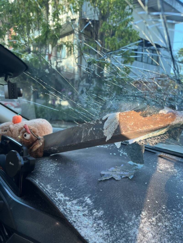 國道飛來粗鐵條砸穿擋風玻璃駕駛驚險逃過一劫