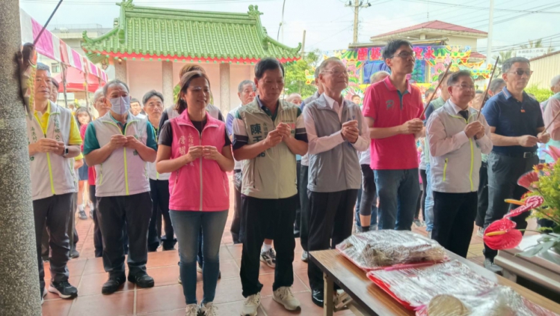 永靖鄉公所在鄭成功紀念館舉辦﹁考生祈福﹂,由魏鄉長率在地民代、首長持香祭拜。(照片記者林碧珠攝)
