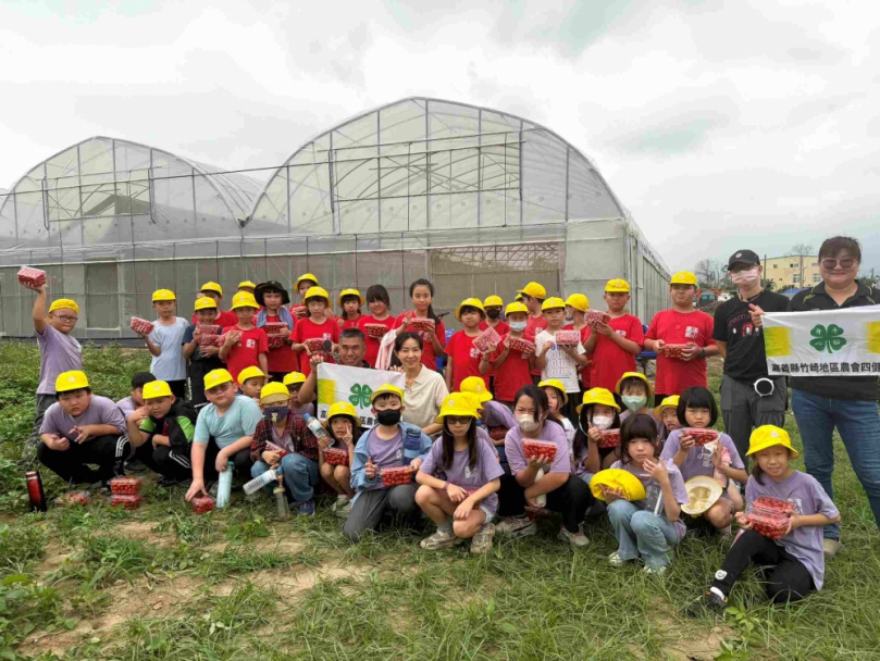 竹崎鄉農會偕同溫室小番茄全國評鑑亞軍青農吳忠恩舉辦食農體驗 攜手鹿滿國小學童採小番茄義賣做公益