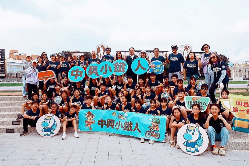 中興國小小鐵人登場 黃健忠到場見證畢業生三項挑戰全數完賽 校長鄭文健表示,中興小鐵人活動推動已逾十年,為畢業班重要學習安排之一,強調透過實作歷程培養學生體能、紀律與自我管理能力。他指出,活動從規劃到執行,結合課程理念與在地資源,學生在參與過程中不僅完成體能挑戰,也在同儕與師長陪伴下累積面對困難與持續完成任務的經驗,體現教育現場所重視的核心素養。