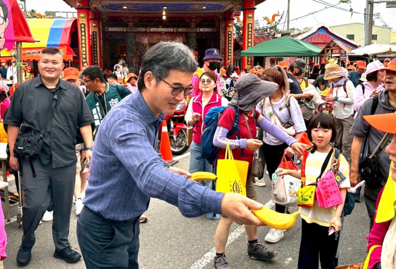 雲林立委劉建國、民進黨秘書長徐國勇等人 與在地蕉農設白沙屯媽祖進香應援站 贈香蕉與飄帶祈平安！