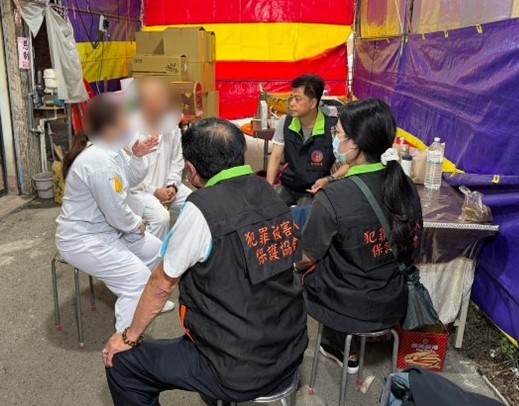 老婦人遭毒駕撞亡, 彰化犯保主委率員慰問家人。（照片檢方提供）