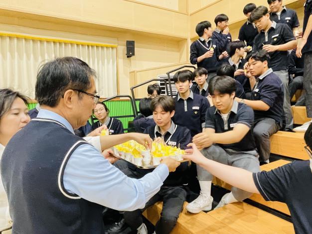 平澤高中生愛上臺南鳳梨 黃偉哲進入韓國校園推廣臺南農產